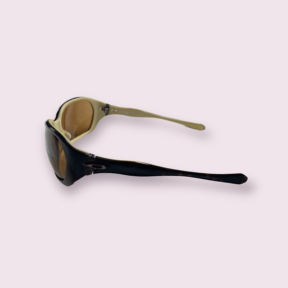 Oakley Betray‎ Oversized Brown Sunglasses main image 3